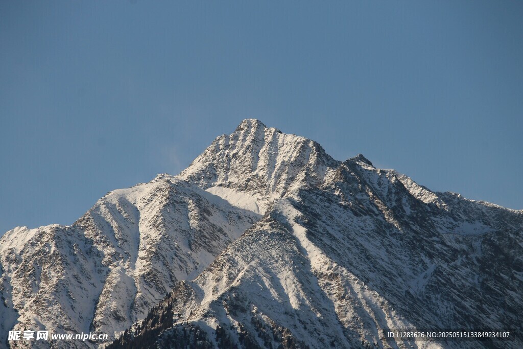 巍峨雪山壮丽景致