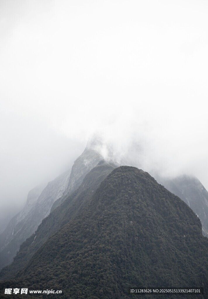 云雾缭绕的巍峨山峰