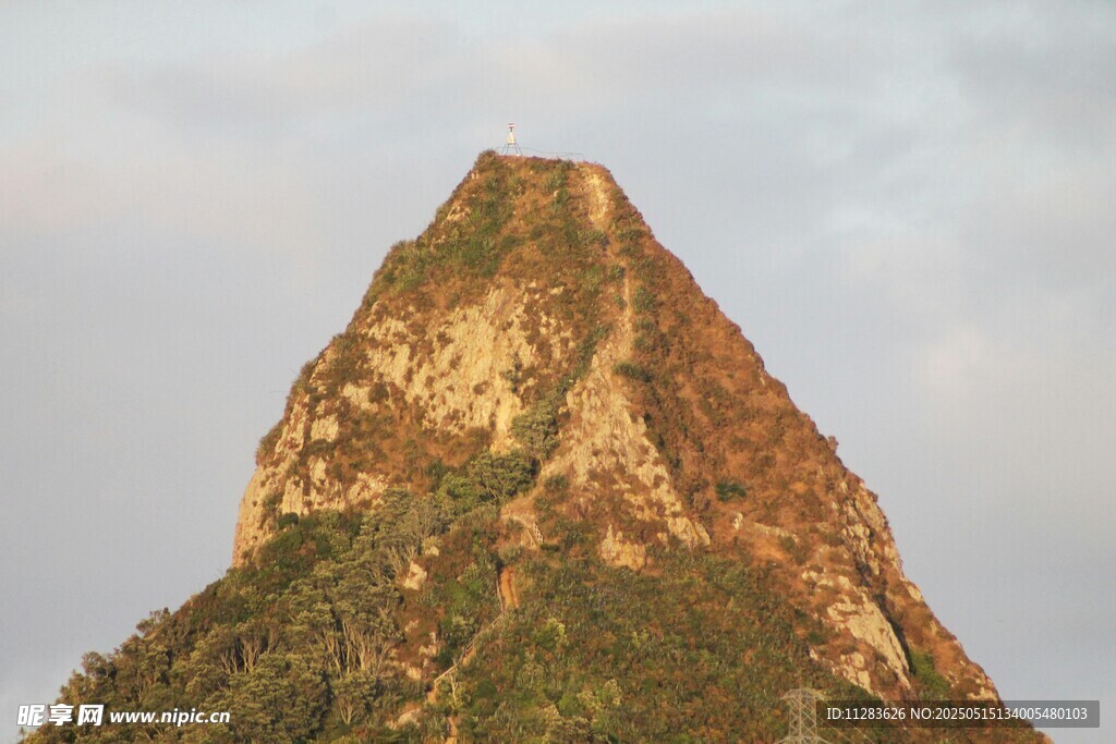 夕阳下的巍峨山峰