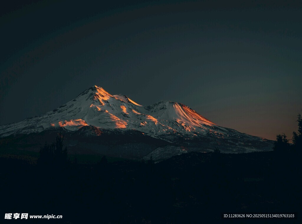 黄昏下的壮丽雪山景观