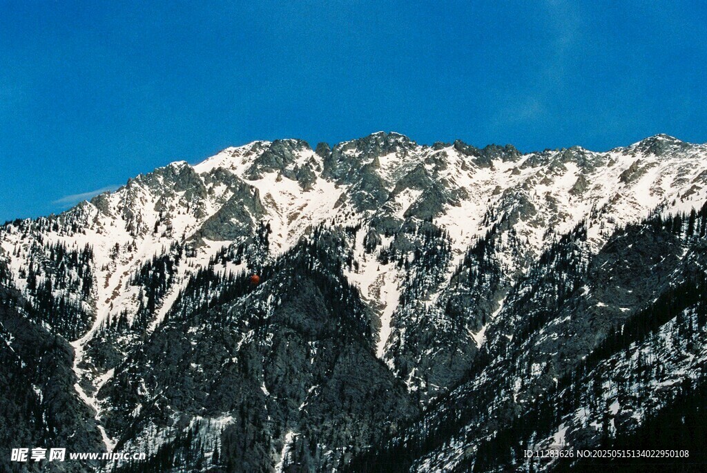 巍峨雪山壮丽景致
