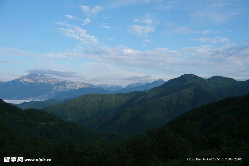 山峦叠翠间的蓝天美景
