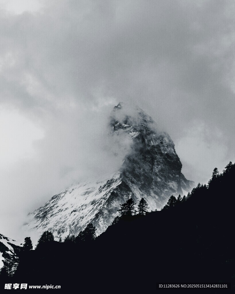 云雾中的巍峨雪山
