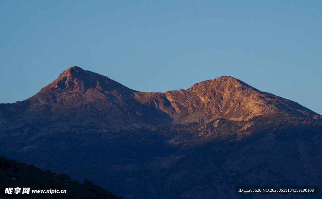 夕阳下的壮丽山峦