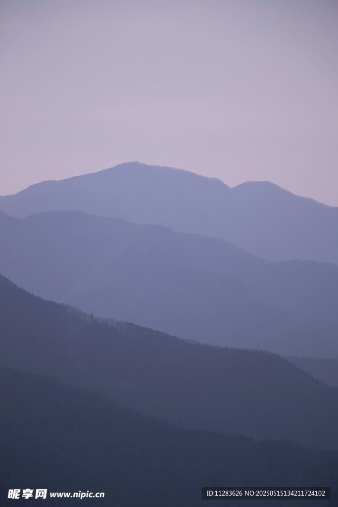 远山朦胧景致