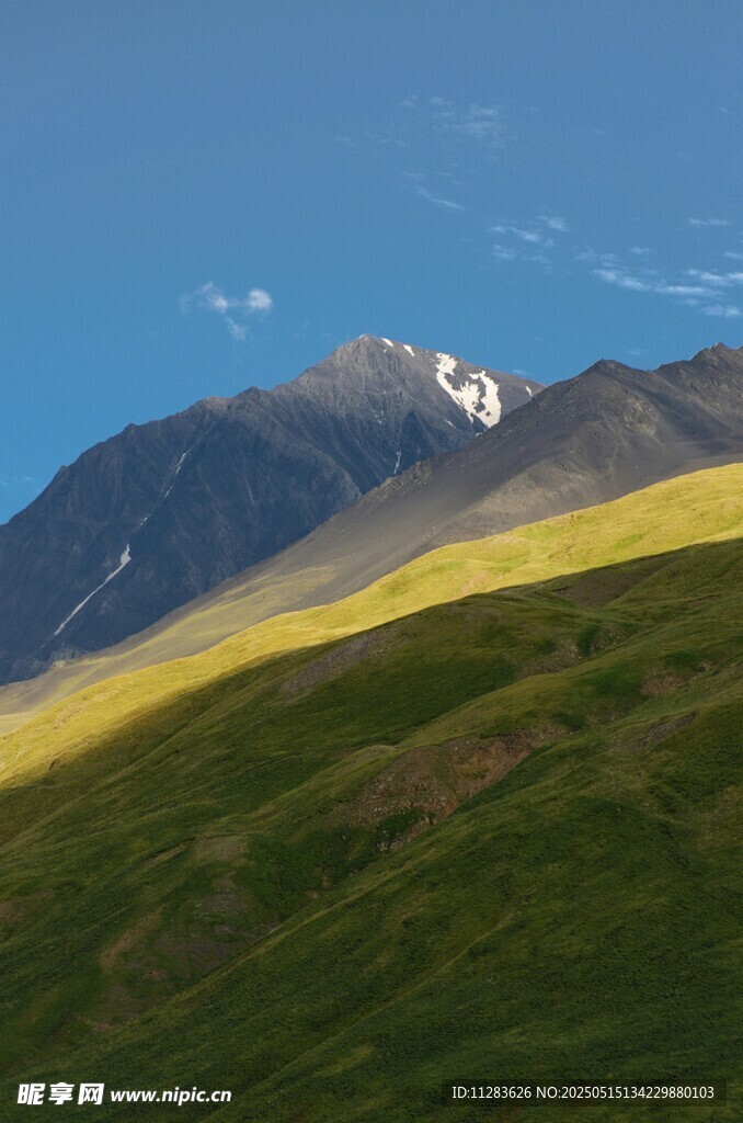 高山草甸间的壮丽景致