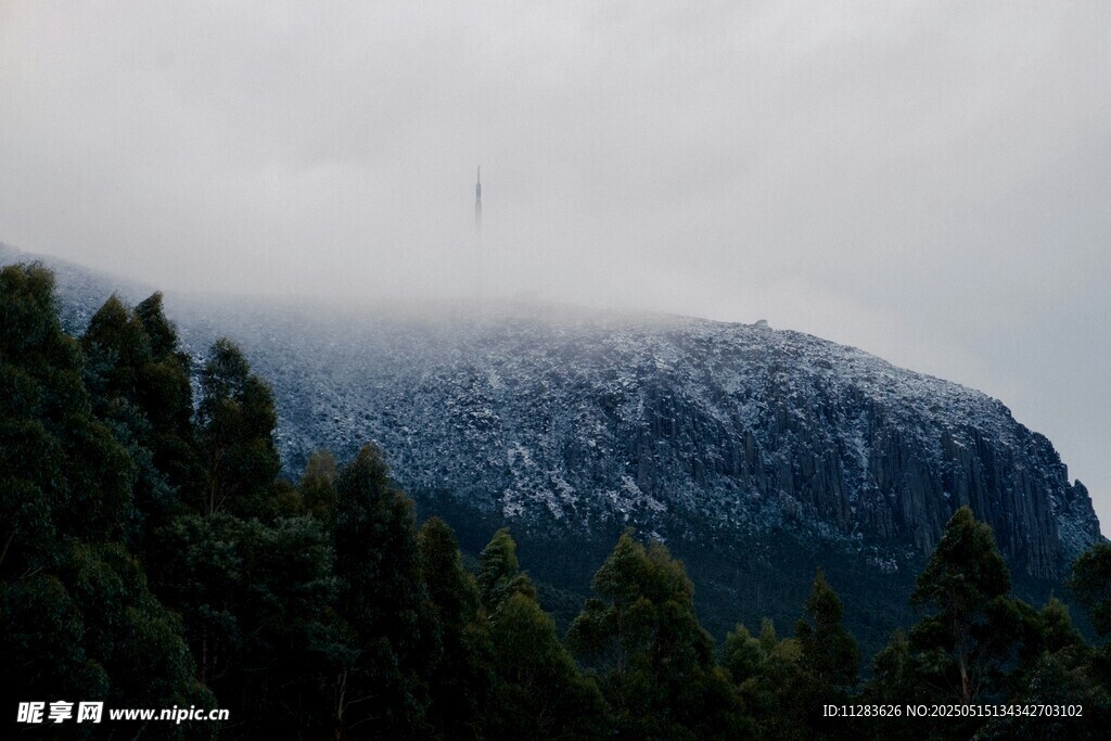 云雾缭绕的山林与山峰