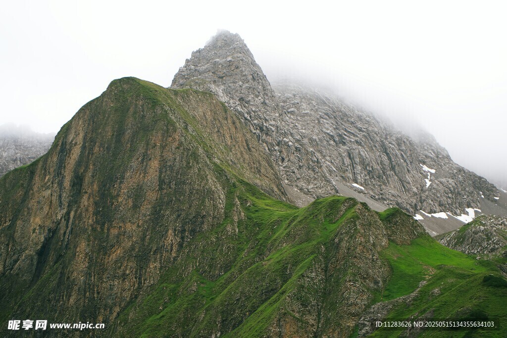 云雾缭绕的巍峨山峰