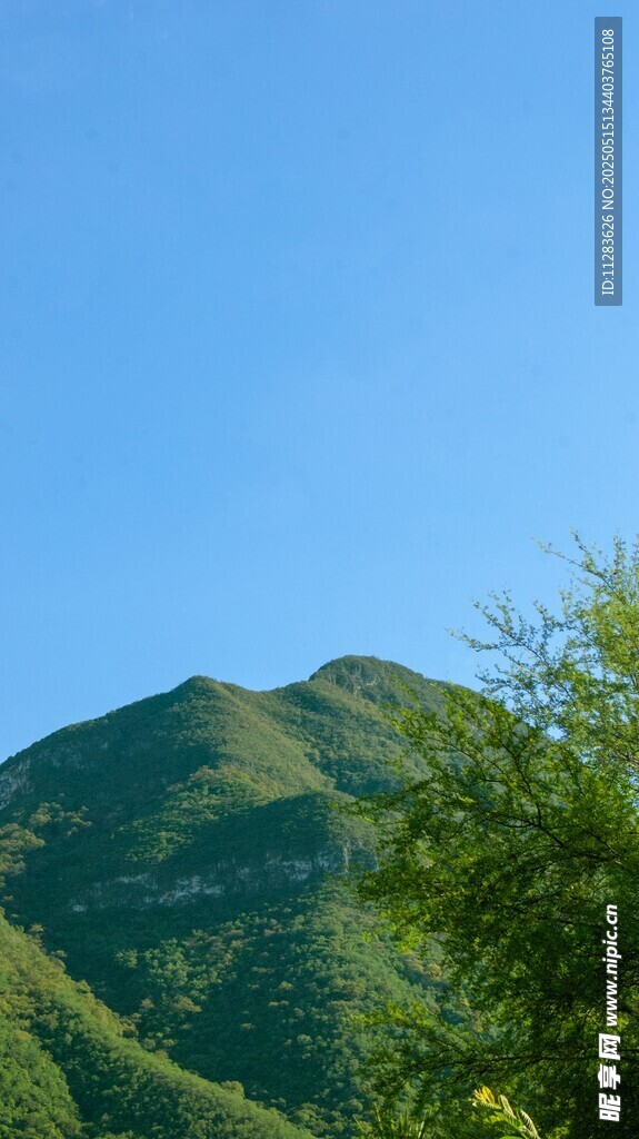 青山蓝天美景