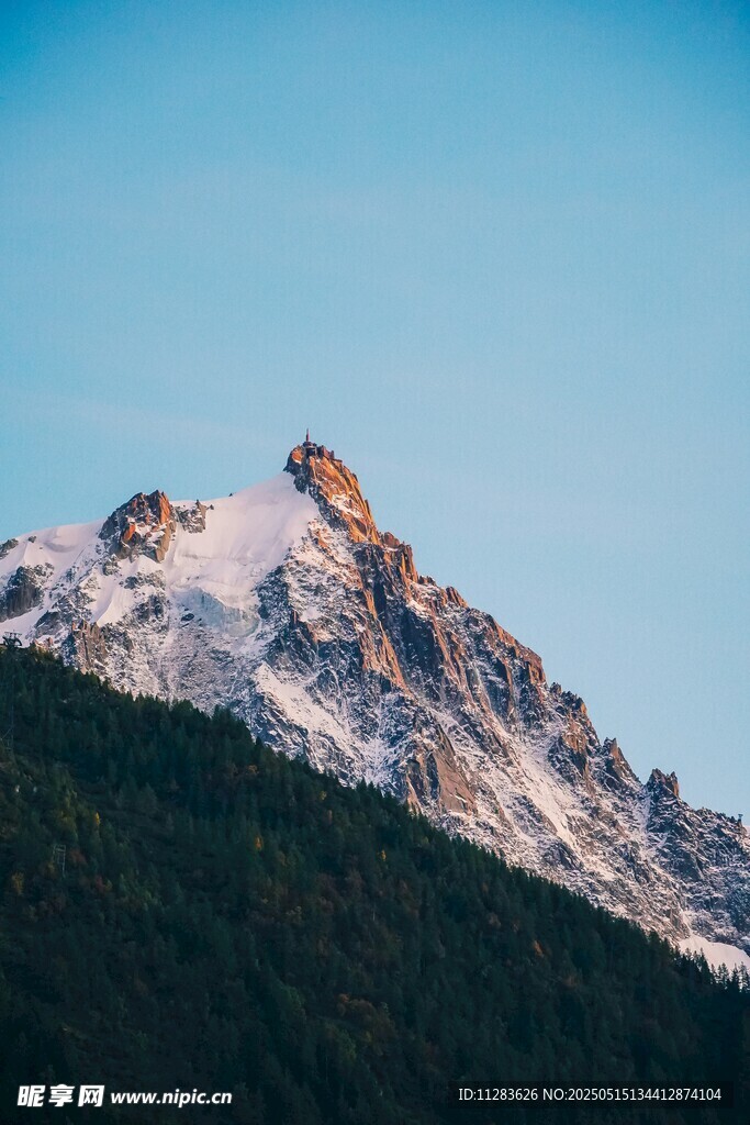 雪山之巅壮丽自然景观