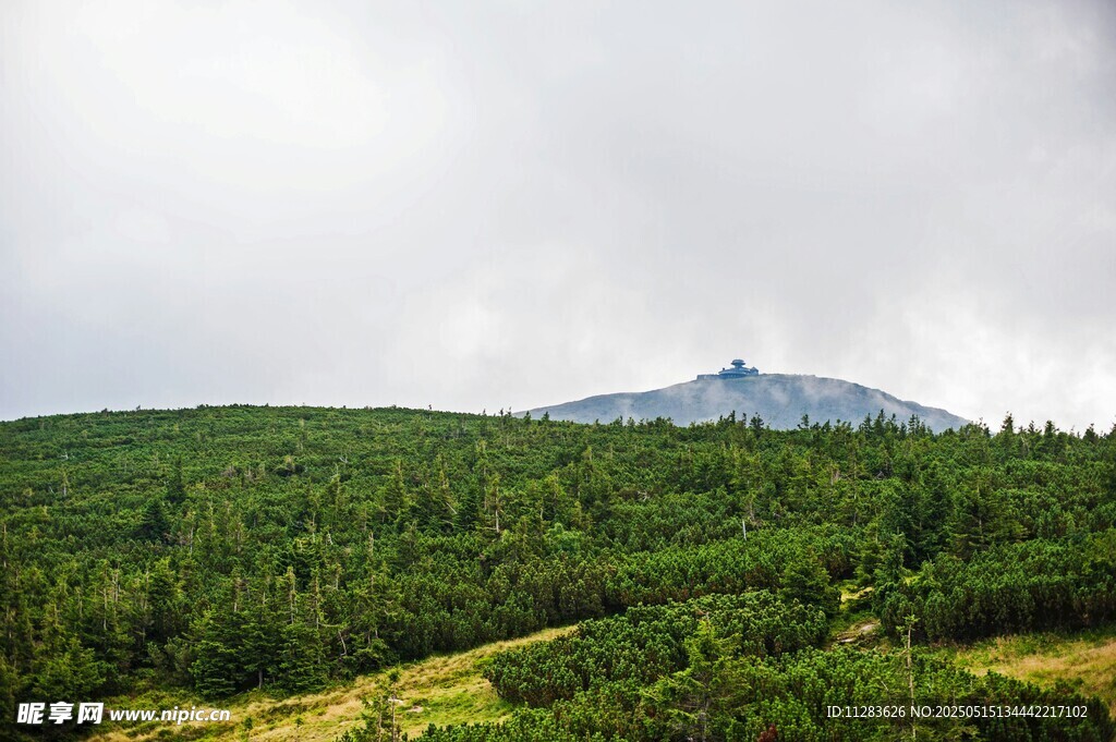 山林间的远方巍峨山峰