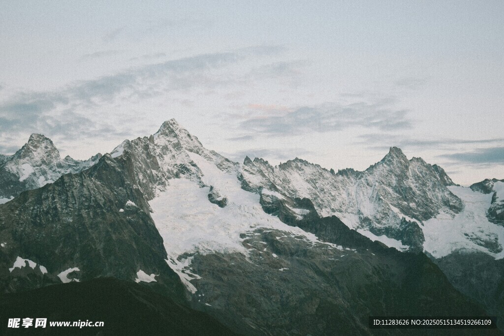 壮丽雪山景观