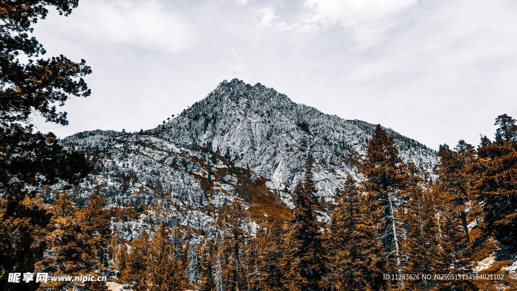 山林间的巍峨山峰