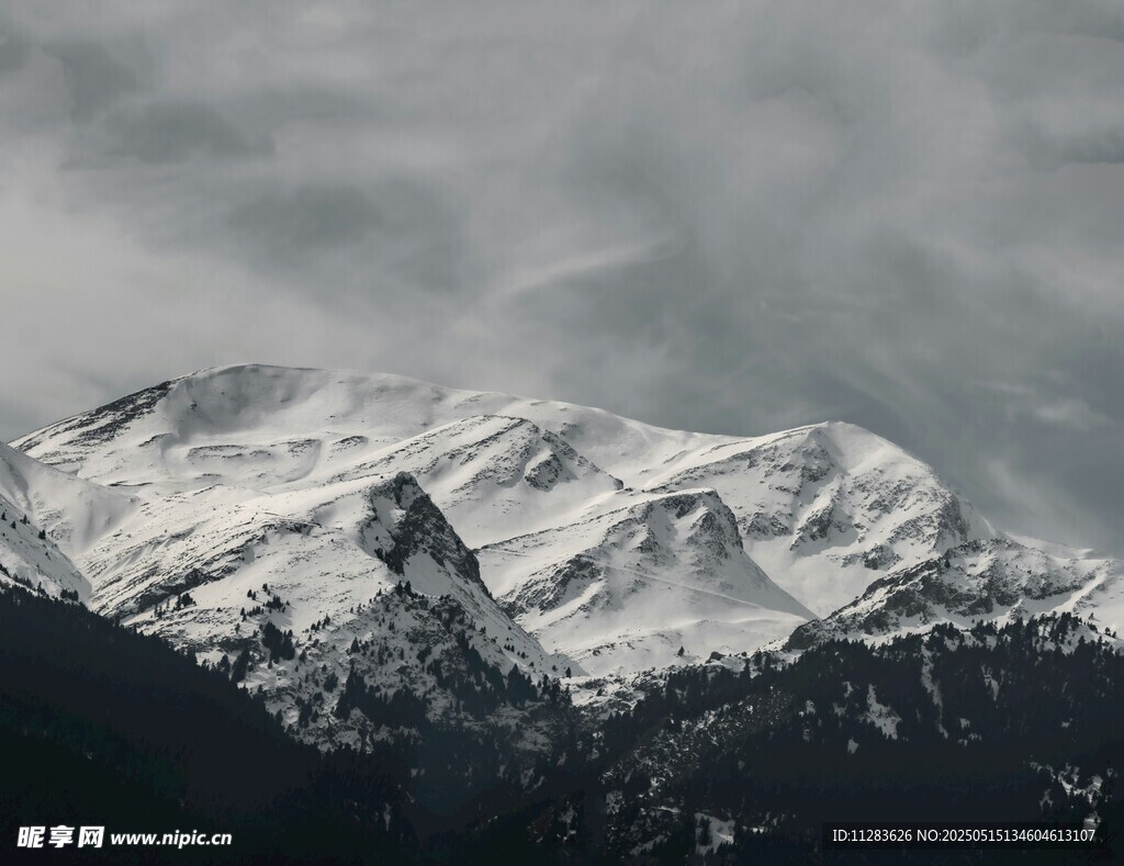 雪山云雾缭绕壮丽景观