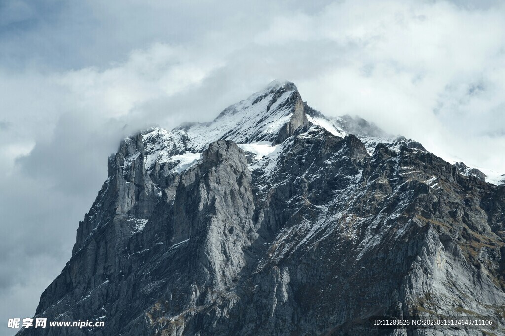 巍峨雪山壮丽景致