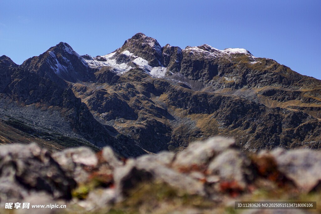 巍峨雪山与嶙峋山石景观