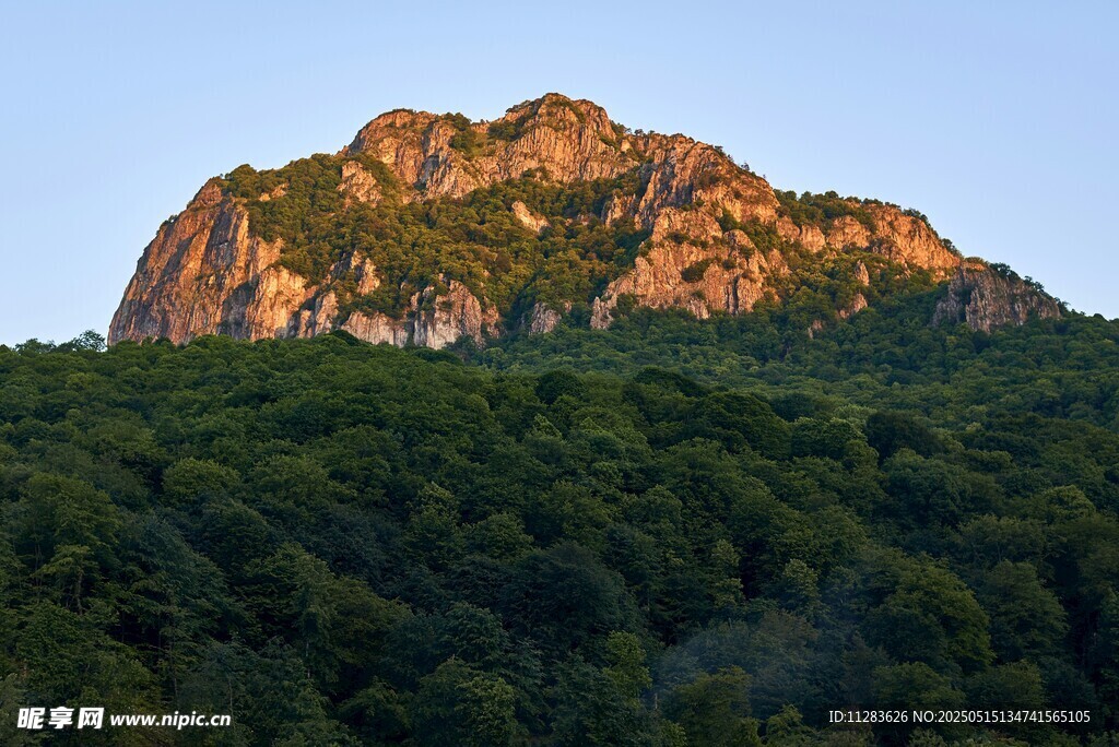 夕阳下的葱郁山峰