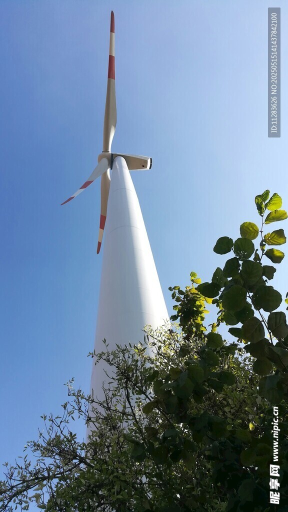 高耸风车与蓝天绿树