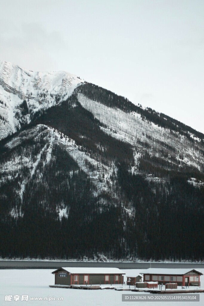 雪山下的宁静水上建筑群