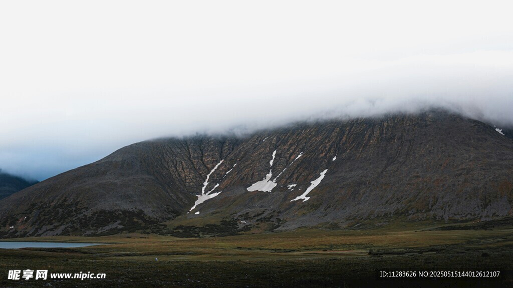 云雾缭绕的雪山美景