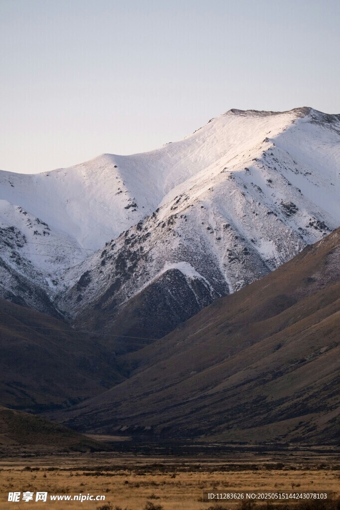 雪山远景壮丽风光