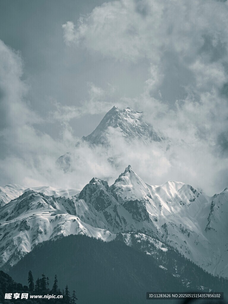 云雾缭绕的壮丽雪山