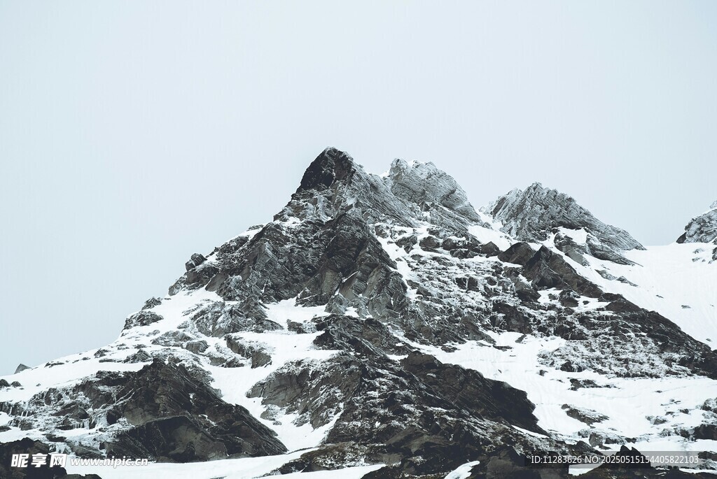 巍峨雪山壮丽景致