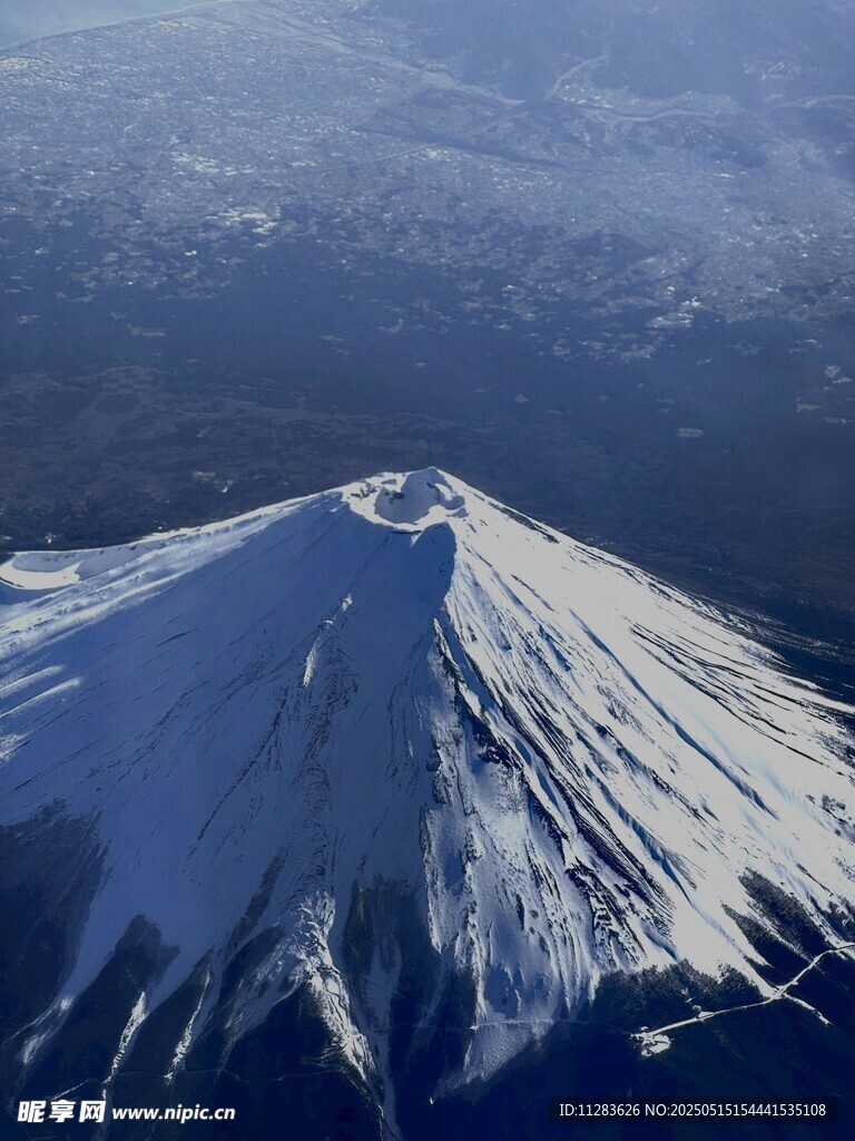 俯瞰富士山壮丽雪景