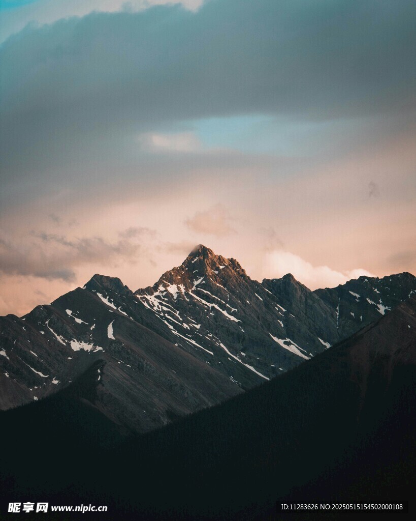 壮丽雪山与梦幻天空