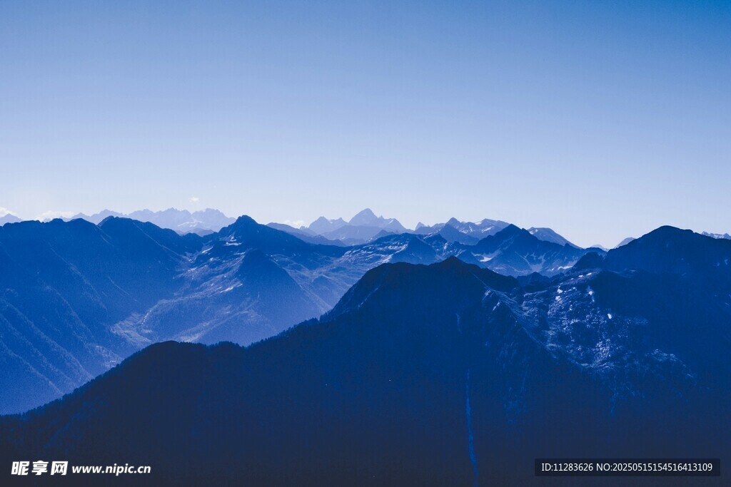 壮丽群山蓝天美景