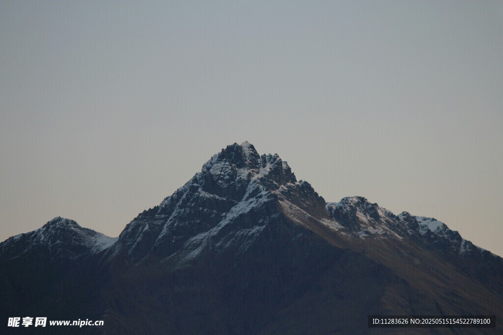 巍峨雪山壮丽景致