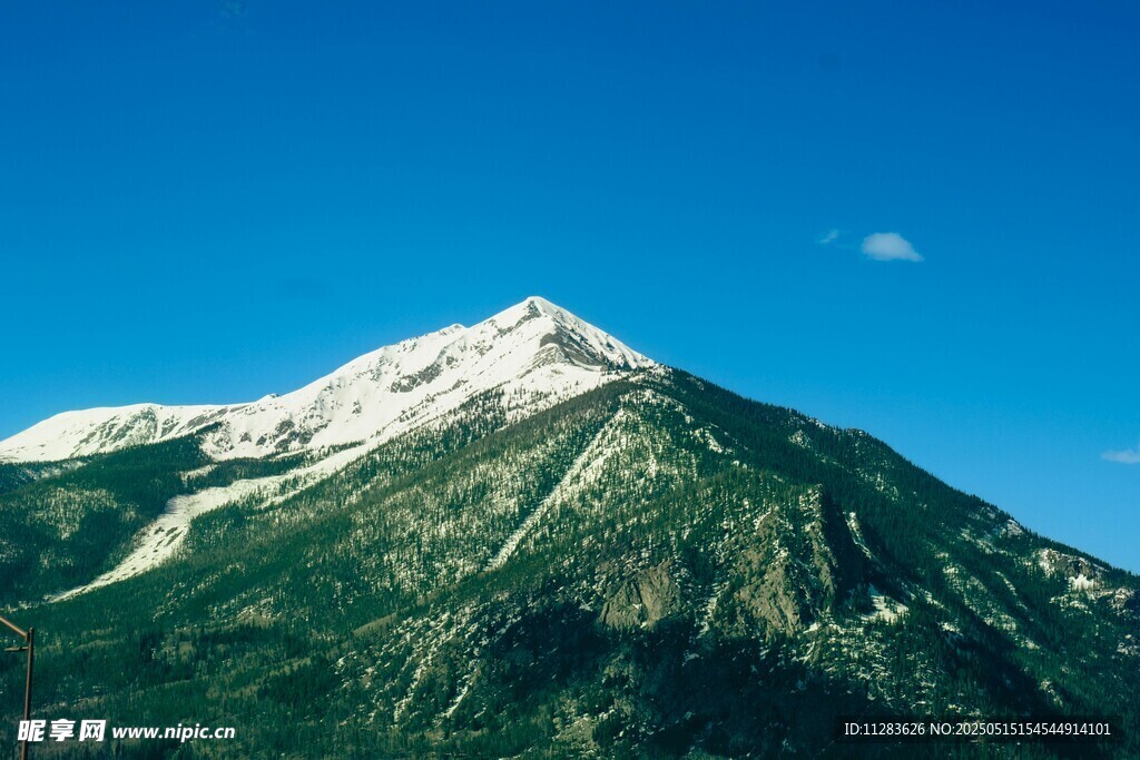 巍峨雪山绿意环绕