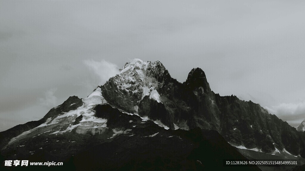 巍峨雪山壮丽景致