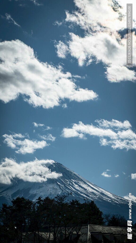 蓝天白云下的富士山美景