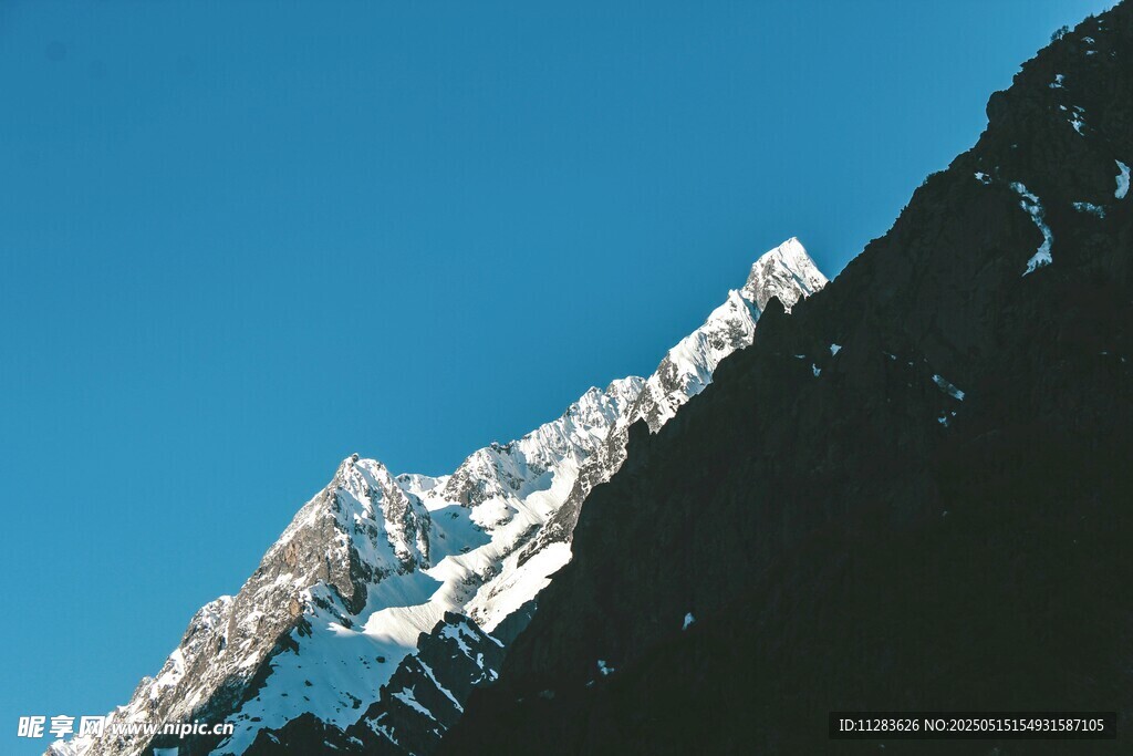 巍峨雪山壮丽景致