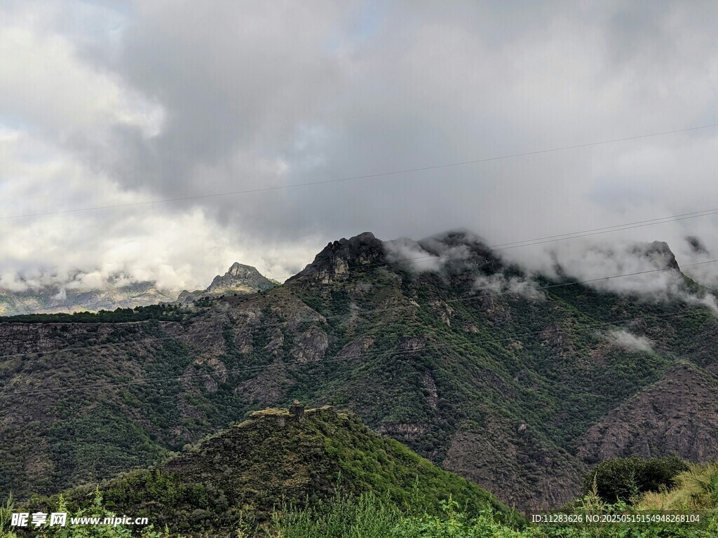 云雾缭绕的壮美山峦