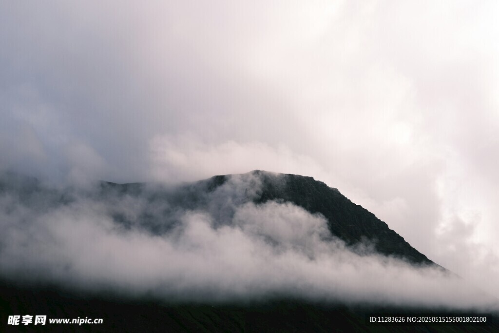 云雾缭绕中的巍峨山峰