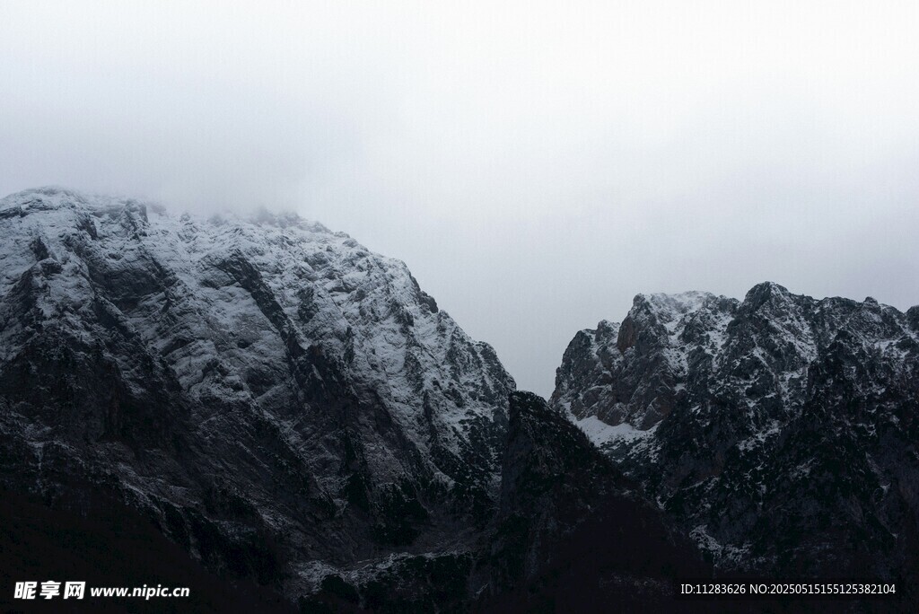 雪山巍峨壮丽景观