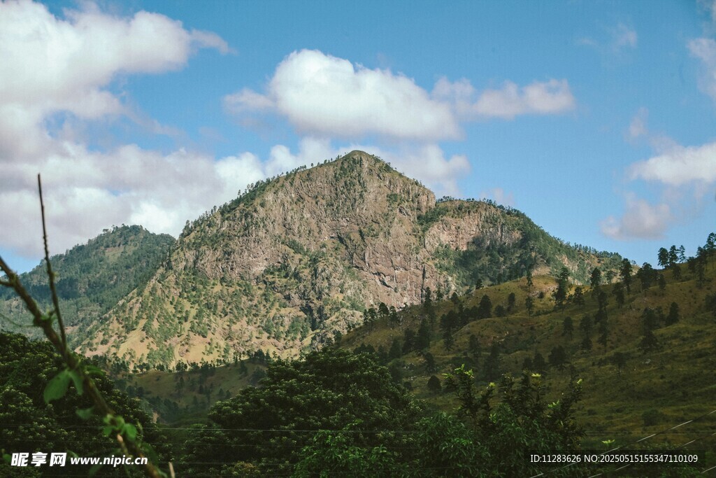 巍峨青山蓝天白云美景