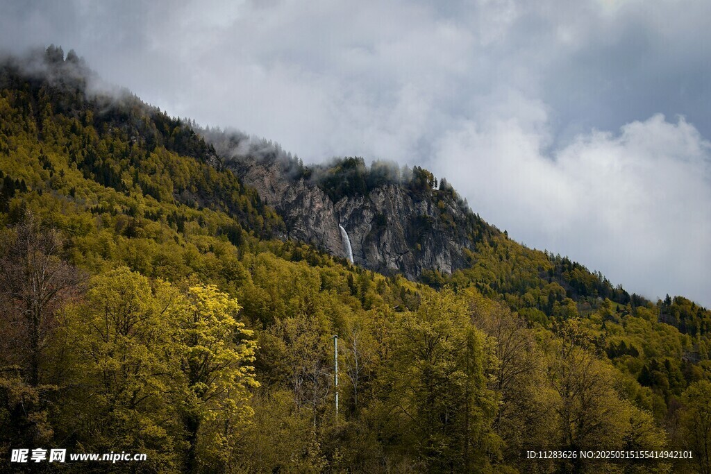秋日山林间的壮丽山景
