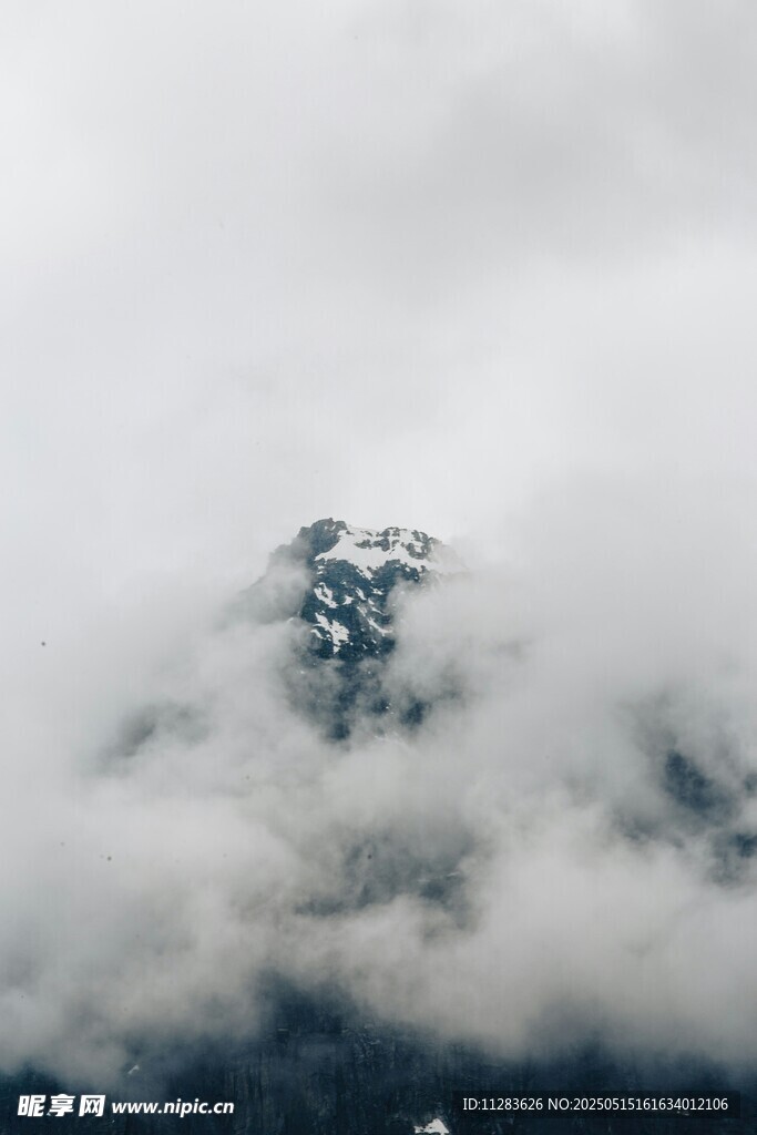 云雾缭绕中的山峰