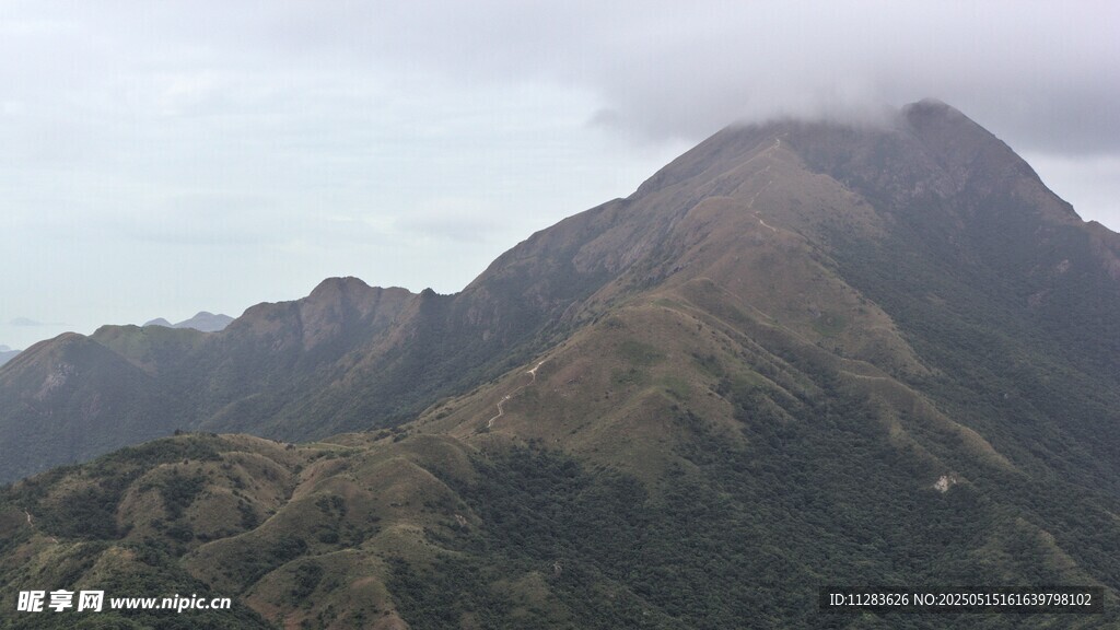 云雾缭绕的壮美山峰