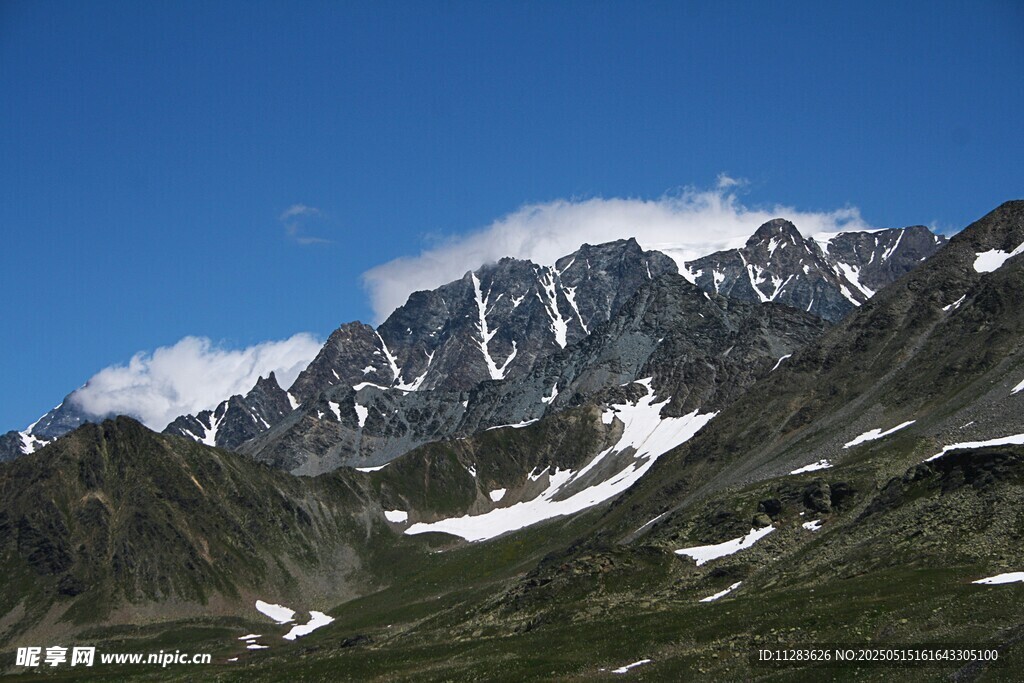 巍峨雪山蓝天壮丽景观