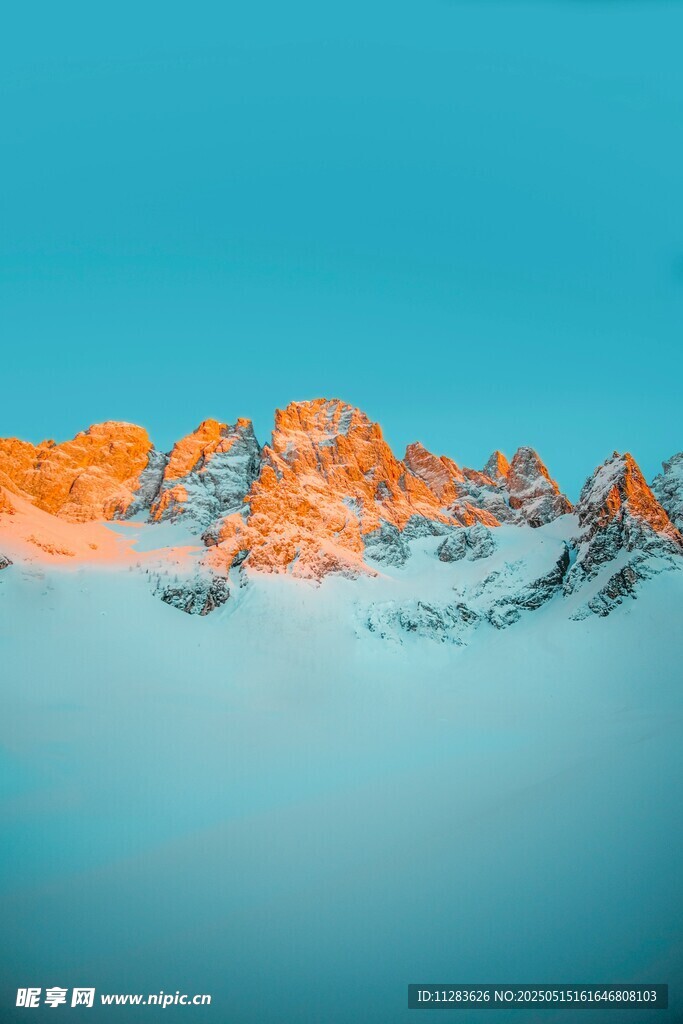 雪山映蓝天壮丽美景