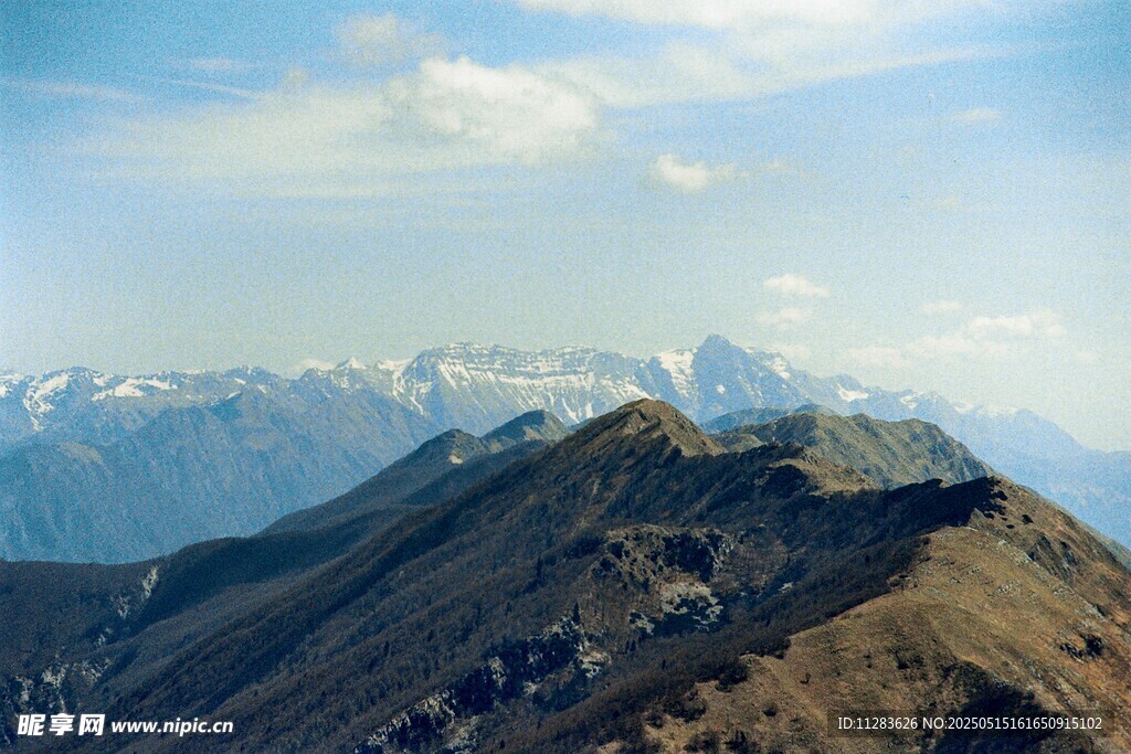 壮丽山景远眺巍峨雪峰