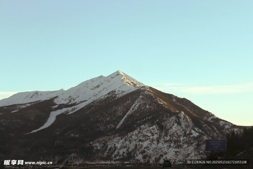 雪覆山峰美景