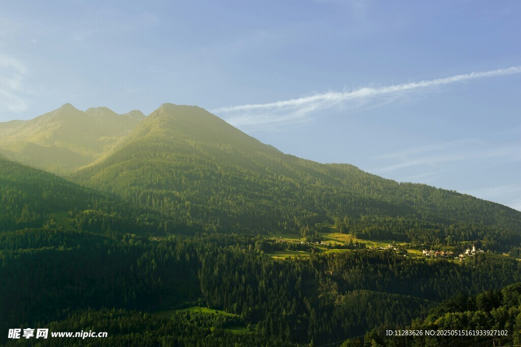 山间晨曦美景