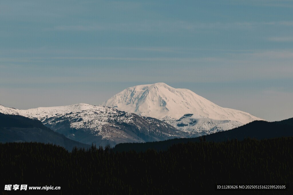 壮丽雪山远景