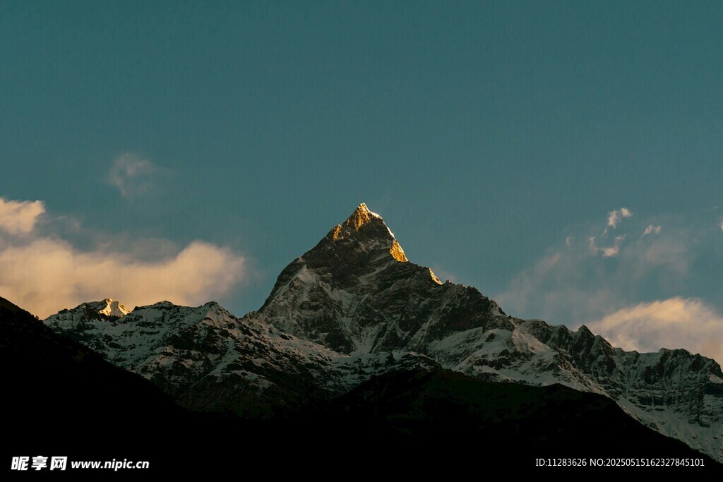 日照金山壮丽雪山美景