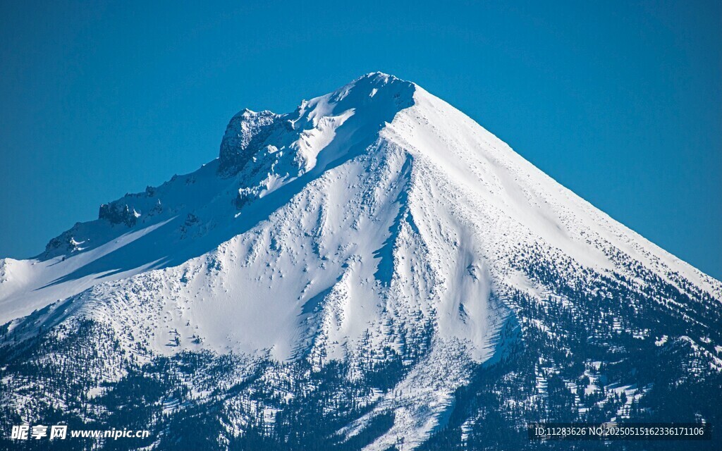 巍峨雪山壮丽景致